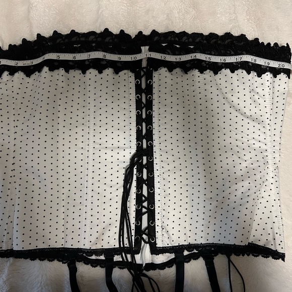 Fredericks of Hollywood white with blk polka dots corset. Size 42. - Picture 10 of 13